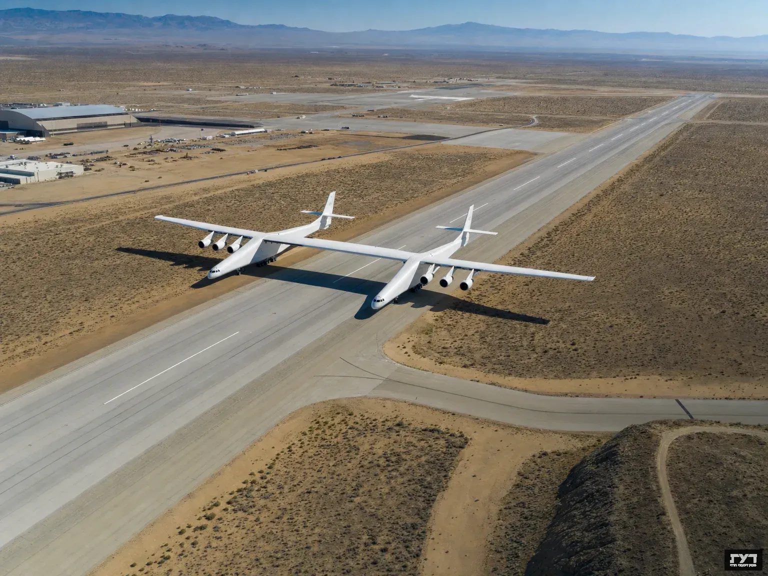 מטוס Stratolaunch Roc בעל מוטת הכנפיים הגדולה בעולם על מסלול ההמראה בנמל החלל של מוחאבי, קליפורניה