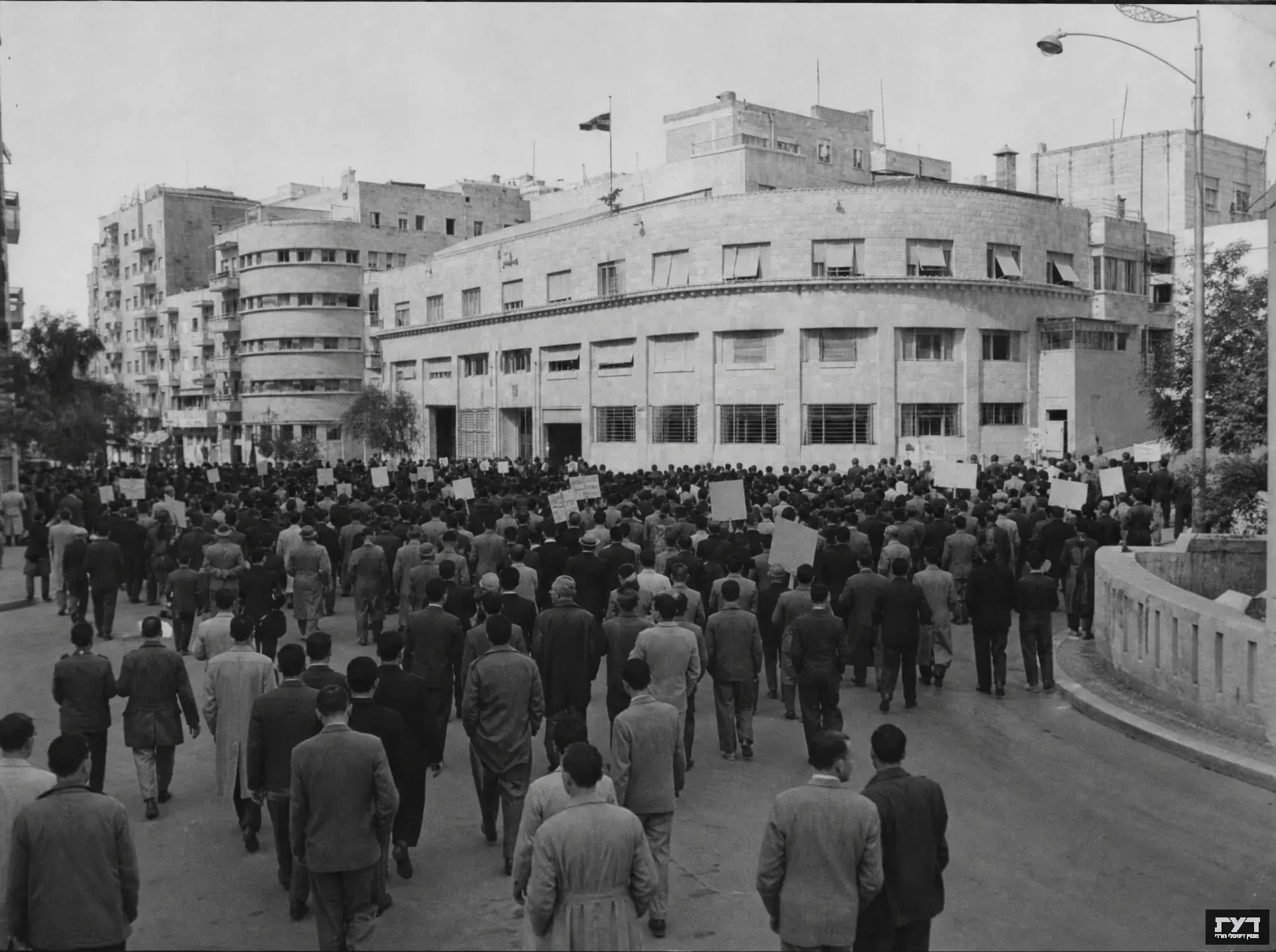 מפגינים רבים צועדים מול בית פרומין בירושלים, צילום שחור-לבן היסטורי
